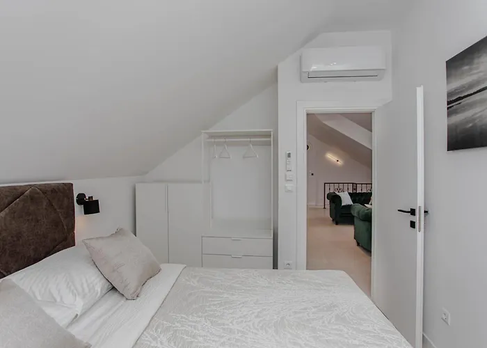 Monfrina 3 Luxury In The Old Town Near Apartment