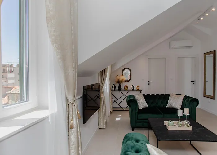 Monfrina 3 Luxury In The Old Town Near